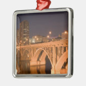 カナダ、サスカチワン、サスカトーン：ブロードウェイ メタルオーナメント (左)