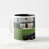 カナダ、ニューブルンズウィック、セントアンドリュース。セント·アンドリュース ツートーンマグカップ (正面左)