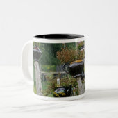 カナダ、ニューブルンズウィック、セントアンドリュース。ティーポット ツートーンマグカップ (正面左)
