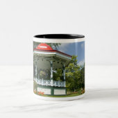 カナダ、ノヴァスコシア、ハリファクス、公園。 ツートーンマグカップ (中央)