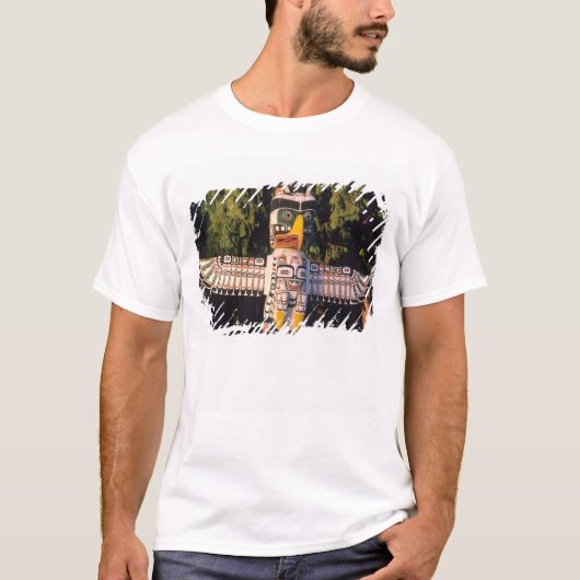 カナダ・バンクーバーにあるトーテムポール Tシャツ (正面)