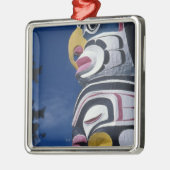 カナダ、バンクーバーのスタンレーパーク、トーテムポール、 メタルオーナメント (左)