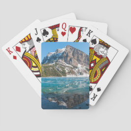 カナダ・バンフ国立公園のレイク・ルイーズを反射する トランプ