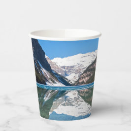 カナダ・バンフ国立公園のレイク・ルイーズを反射する 紙コップ