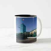 カナダ、マニトバ、ウィンニペグ:フォークス市場 ツートーンマグカップ (正面右)