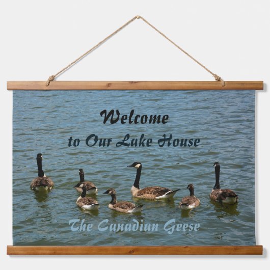 カナディアンジェーズウェルカムトゥーザレイクハウス 吊り下げ型タペストリー (正面)