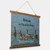 カナディアンジェーズウェルカムトゥーザレイクハウス 吊り下げ型タペストリー (傾斜あり)