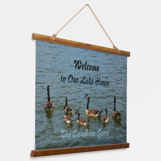 カナディアンジェーズウェルカムトゥーザレイクハウス 吊り下げ型タペストリー (傾斜あり)