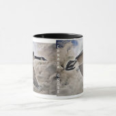 カナ飛んでいるダガチョウと雲の野生動物の飲みマグ マグカップ (中央)