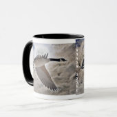 カナ飛んでいるダガチョウと雲の野生動物の飲みマグ マグカップ (正面左)