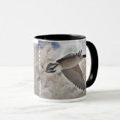 カナ飛んでいるダガチョウと雲の野生動物の飲みマグ マグカップ (正面右)