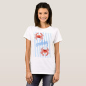 カニっぽい 赤い水彩画のカニ パステルブルーのストライプ Tシャツ (正面フル)