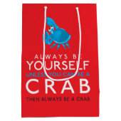 カニになれないかぎり自分でいなさい ミディアムペーパーバッグ (裏面)