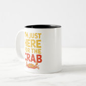 カニの食べ物好きにここおもしろいに来た ツートーンマグカップ (正面左)