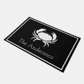 カニ白オンブラックイニシャルモダンレター ドアマット (アングル)