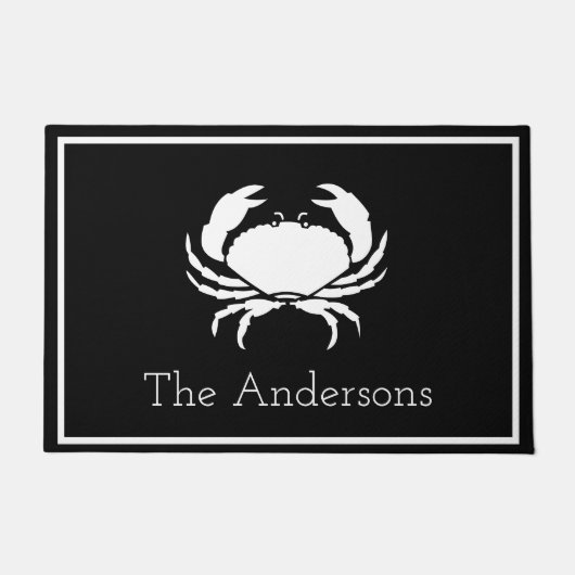 カニ白オンブラックイニシャルモダンレター ドアマット (正面)