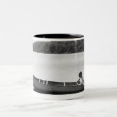 カヌーのカップル ツートーンマグカップ (中央)