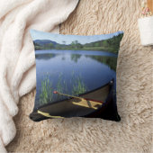 カヌーは小さな池の岸にある クッション (ブランケット)