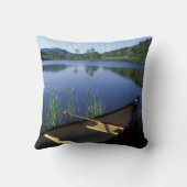 カヌーは小さな池の岸にある クッション (裏面)