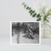 カヌーを持つ3人のハンターがショア写真 ポストカード (スタンド正面)