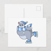 カバがアイススケートとアイススケートを履いて氷の上で滑っている ポストカード (正面/裏面)