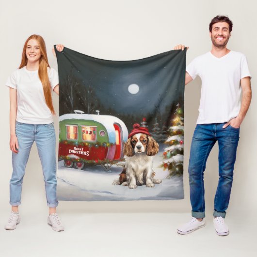 カバリエールキングチャールズスパニエル犬キャラバンクリスマス フリースブランケット (インサイチュ)