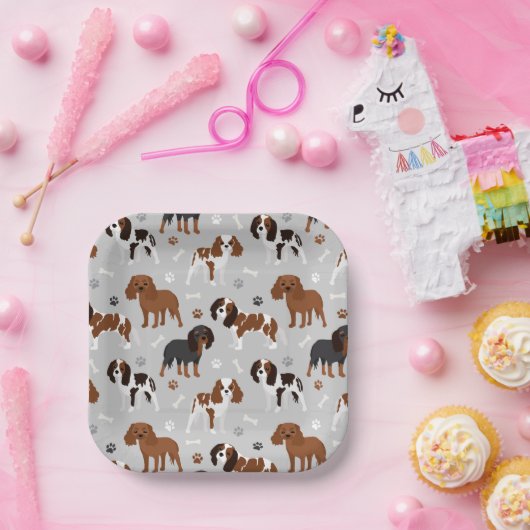 カバリエールキングチャールズスパニエル犬ポーズアンドボーンズ紙 ペーパープレート (パーティー)