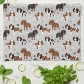 カバリエールキングチャールズスパニエル犬ポーズアンドボーンズ キッチンタオル (折り畳み)