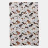 カバリエールキングチャールズスパニエル犬ポーズアンドボーンズ キッチンタオル (縦)