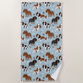 カバリエールキングチャールズスパニエル犬ポーズアンドボーンズ ビーチタオル (正面)