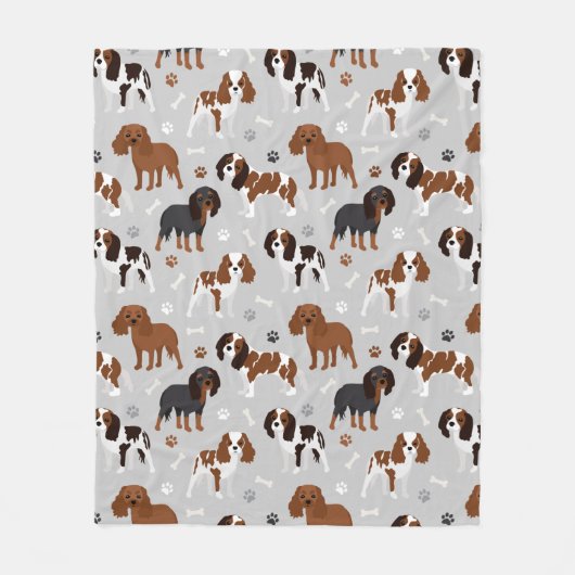 カバリエールキングチャールズスパニエル犬ポーズアンドボーンズ フリースブランケット (正面)