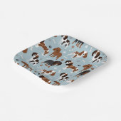 カバリエールキングチャールズスパニエル犬ポーズアンドボーンズ ペーパープレート (傾斜あり)