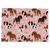 カバリエールキングチャールズスパニエル犬ポーズアンドボーンズ ラージペーパーバッグ (裏面)