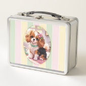 カバリエールキングチャールズパステルラインズコテージコア メタルランチボックス (正面)