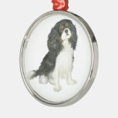 カバリエールキングチャールズ – トライカラー メタルオーナメント (左)