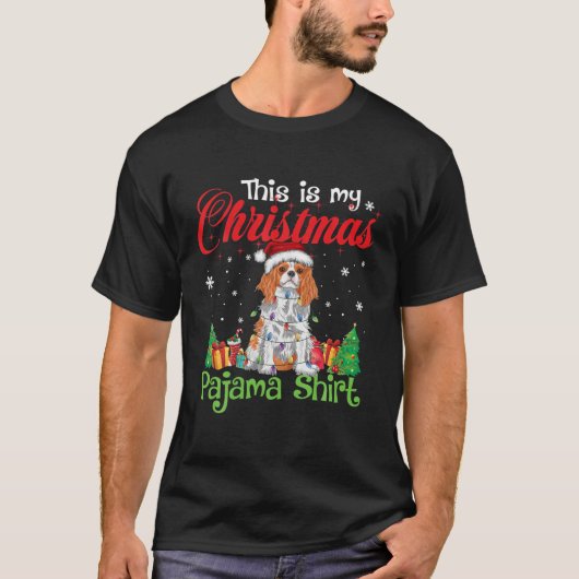 カバリヤキングチャールズスパニエル犬クリスマスパジャマドッグ Tシャツ (正面)