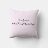 カバリヤーキングチャールズスパニエル犬ウィズピンクローズ クッション (裏面)