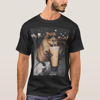 カピバラがアイスコーヒーを飲む面白い動物デザイン Tシャツ