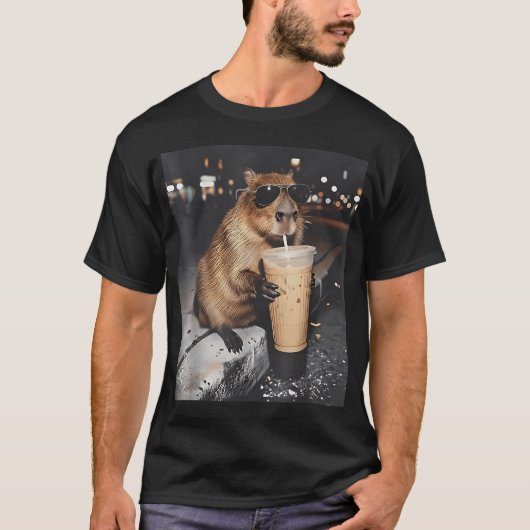 カピバラがアイスコーヒーを飲む面白い動物デザイン Tシャツ (正面)