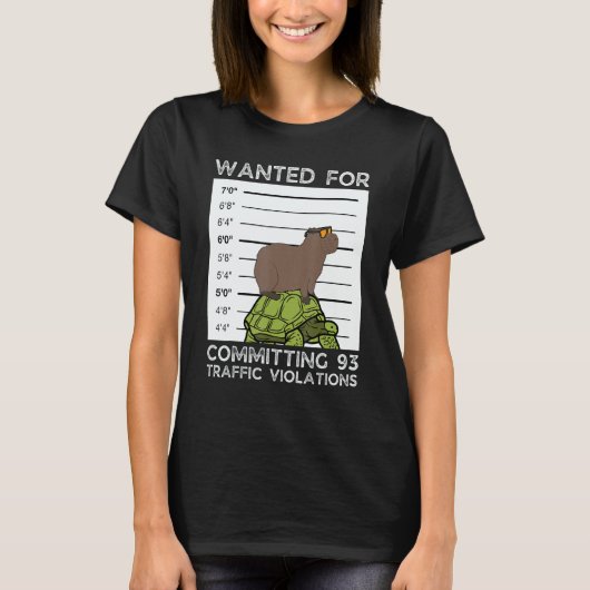カピバラがカメに乗った指名手配写真 Tシャツ (正面)