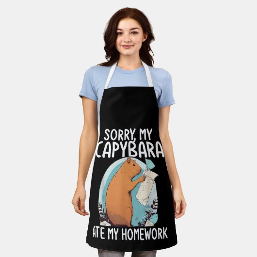 カピバラが宿題を食べちゃった おもしろTシャツ エプロン (着用した状態)