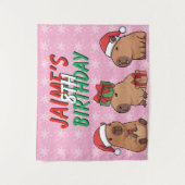 カピバラのピンクのクリスマスホリデー誕生日 タペストリー (正面)