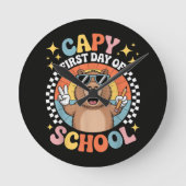 カピバラの楽しい新学期の初日 ラウンド壁時計 (正面)