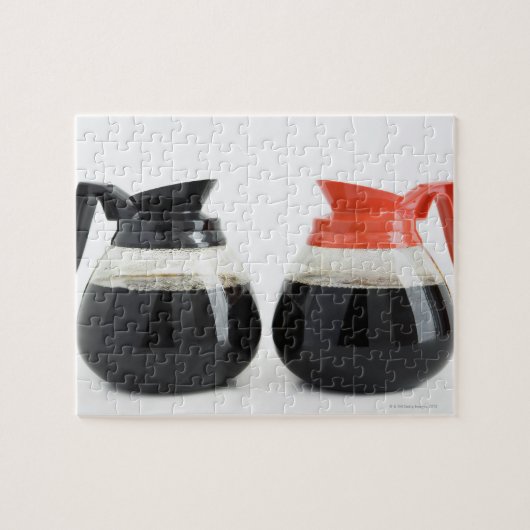 カフとデカフ。コーヒーポットオンホワイト。 ジグソーパズル (横)