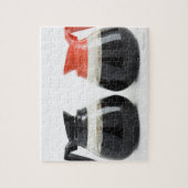 カフとデカフ。コーヒーポットオンホワイト。 ジグソーパズル (縦)