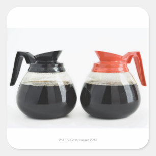 カフとデカフ。コーヒーポットオンホワイト。 スクエアシール