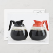 カフとデカフ。コーヒーポットオンホワイト。 ポストカード (正面/裏面)