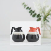 カフとデカフ。コーヒーポットオンホワイト。 ポストカード (スタンド正面)