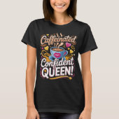 カフェインで自信満々の女王 - 大胆で力強い Tシャツ (正面)