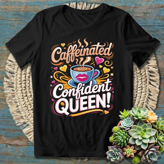 カフェインで自信満々の女王 - 大胆で力強い Tシャツ